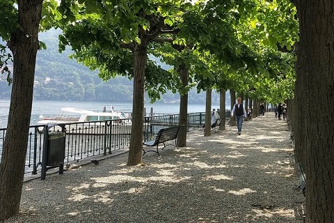 コモ湖畔の遊歩道